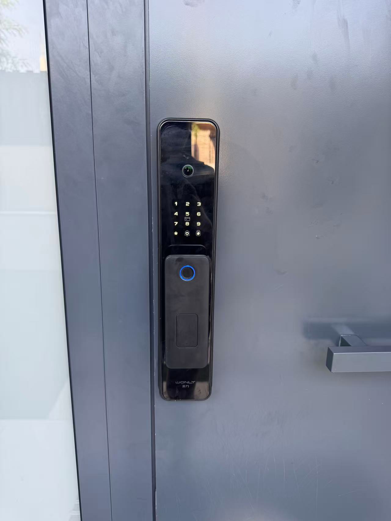 Detalle del teclado y lector biométrico de la cerradura
